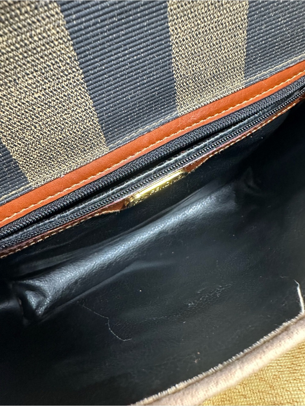 Vintage FENDI crossbody bag - Picture 10 of 15